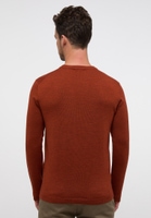 Gebreide pullover in oranje vlakte