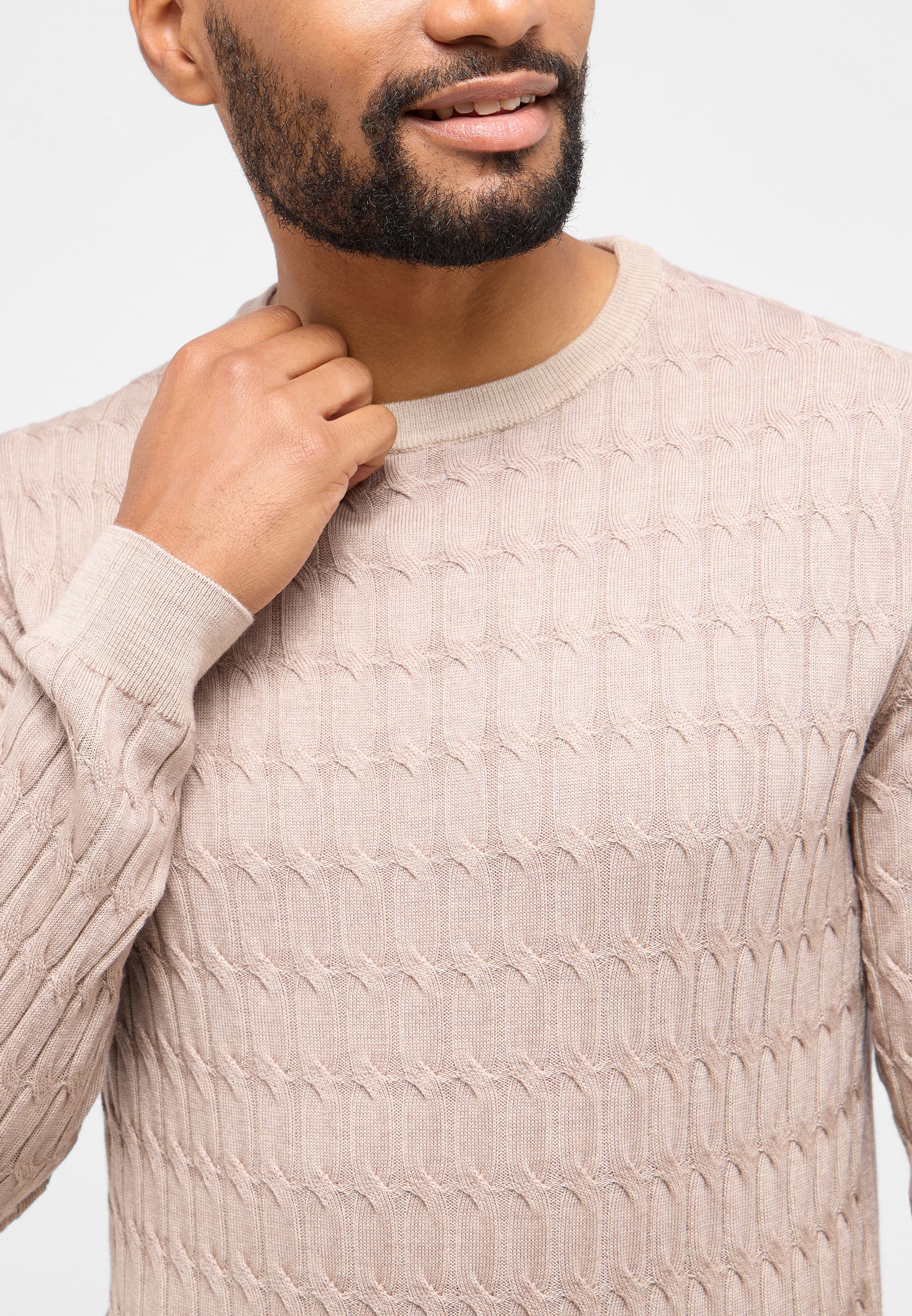 Knitted jumper in camel structured